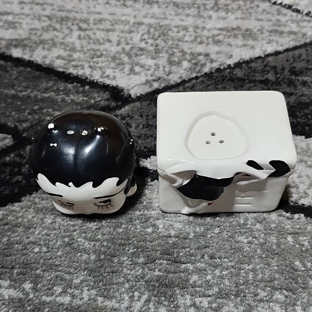VINTAGE BETTY BOOP 1995 COLLECTIBLE SALT & PEPPER SHAKER SET